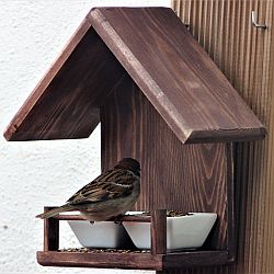 Mangiatoia in legno per uccelli selvatici con tetto in betulla